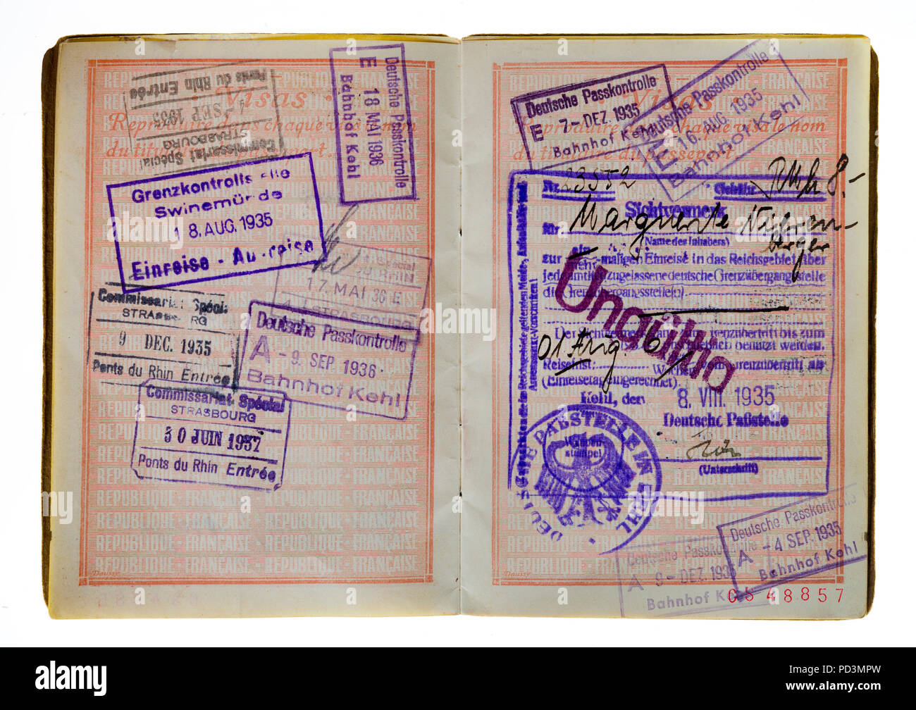 1935's vintage passaporto francese, le pagine con il francese e il Tedesco 1936 e 1937 visti timbri marchi, Foto Stock