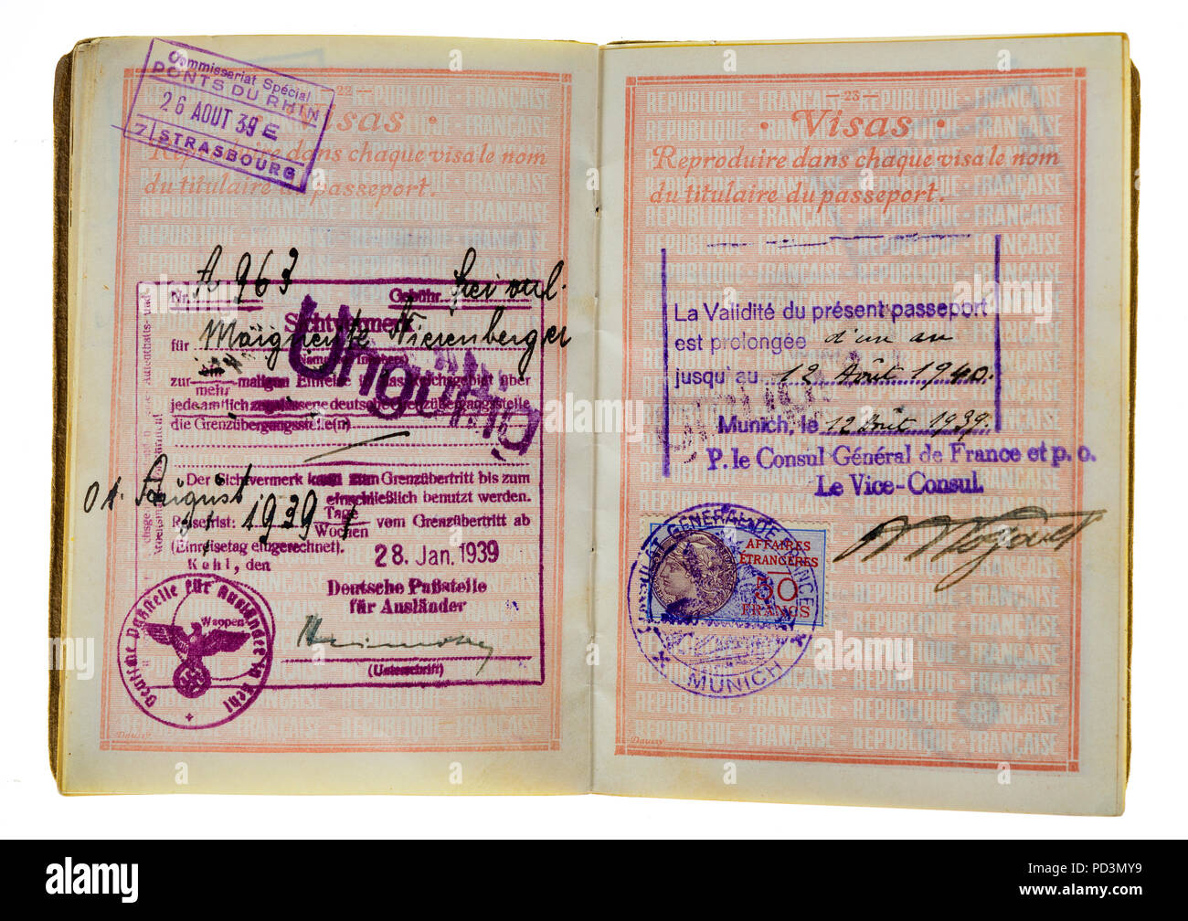 1935's vintage passaporto francese, pagine con 1939 visti tedesco timbri marchi e data di rinnovo dal 12 agosto 1939 fino al 12 agosto 1940, Foto Stock