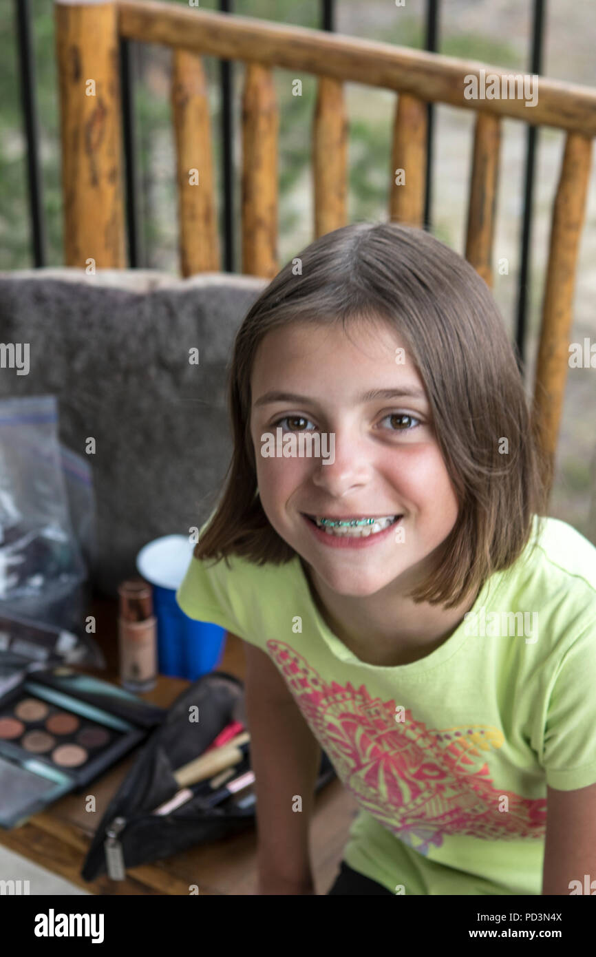Young girl with braces immagini e fotografie stock ad alta risoluzione -  Alamy