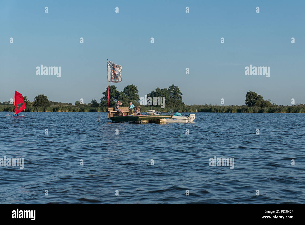 Divertimento in acqua del Leekstermeer in Groningen nei Paesi Bassi durante la canicola del 2018 Foto Stock