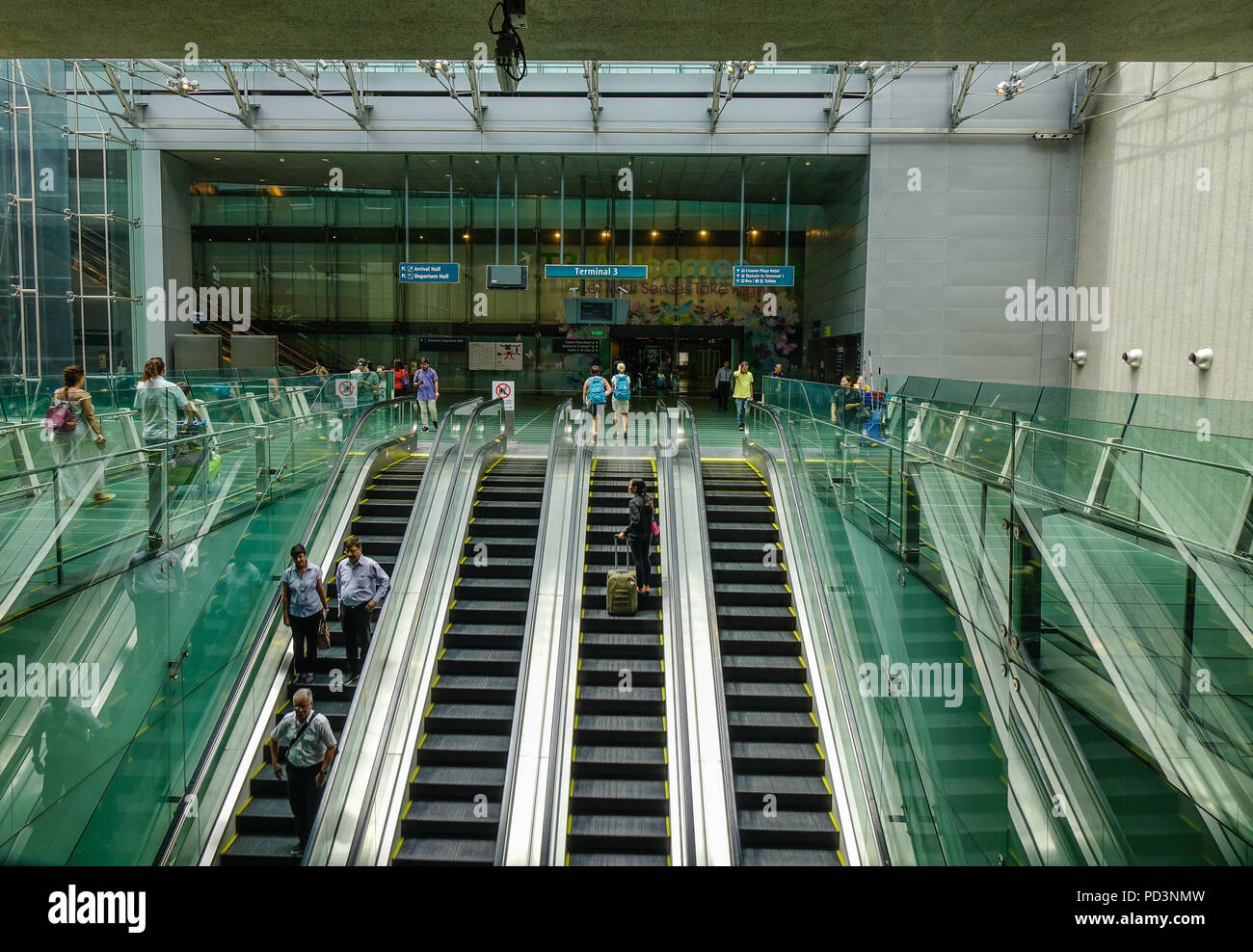 Singapore - 8 Feb 2018. Eslacators nell'Aeroporto Changi di Singapore (SIN). L'aeroporto è attualmente classificato il mondo aeroporto migliore da Skytrax. Foto Stock