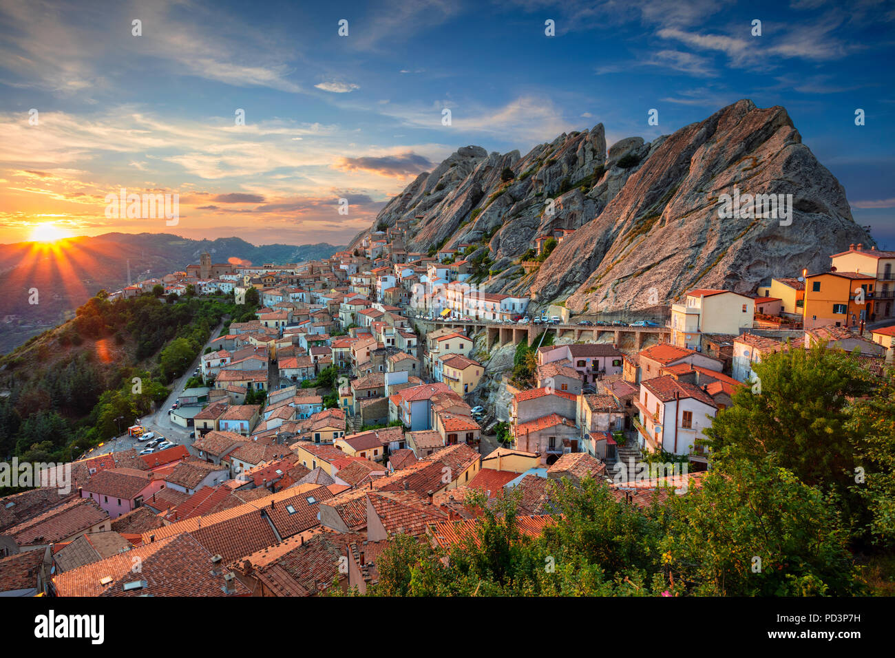 Pietrapertoza, Italia. Cityscape immagine aerea della città medievale di Pietrapertoza, Italia durante il bellissimo tramonto. Foto Stock