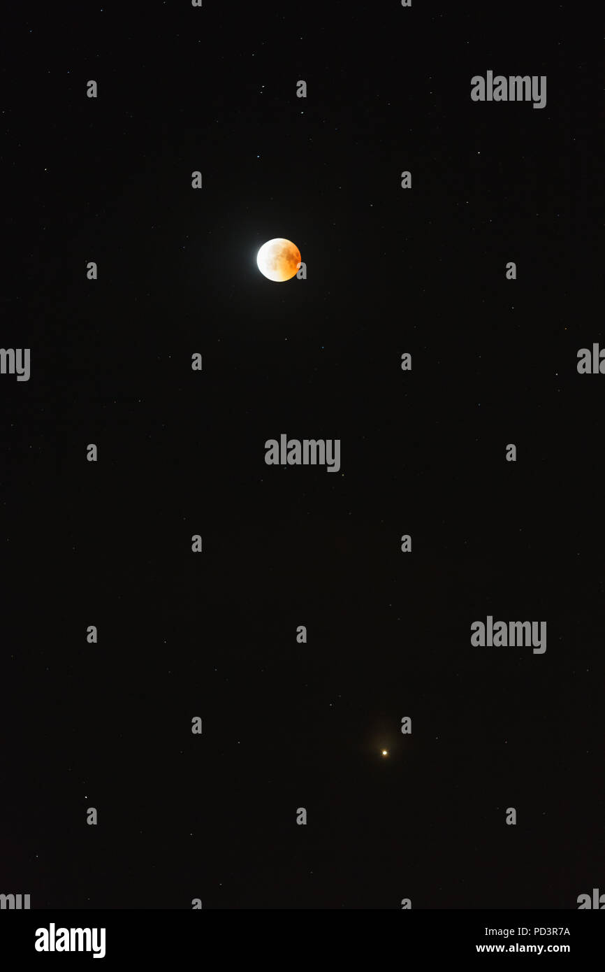 Super sanguinosa luna piena fase di eclipse e il pianeta Marte in perigeo contro il cielo stellato sfondo Foto Stock