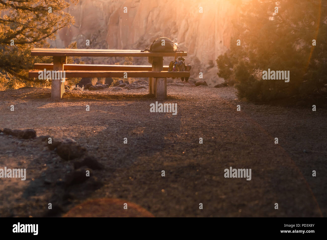 Una panchina nel parco in presenza di luce solare, Smith Rock State Park, Terrebonne, Oregon, Stati Uniti Foto Stock