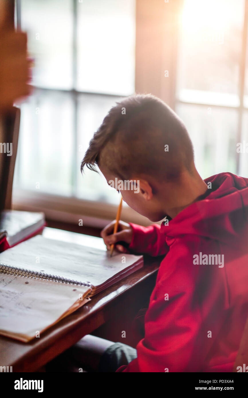 Ragazzo facendo i compiti di scuola Foto Stock