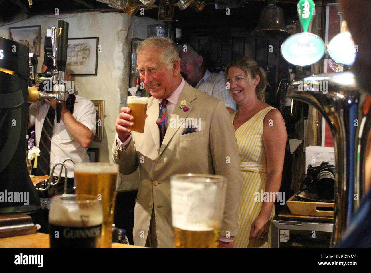 Il principe Charles visite St Digain Chiesa di Llangernyw in Galles e pop nel vecchio Stag pub per una pinta di birra rapido, che egli riversa se stesso. Dotato di: Prince Charles dove: LLangernyw, Regno Unito quando: 06 lug 2018 Credit: WENN.com Foto Stock