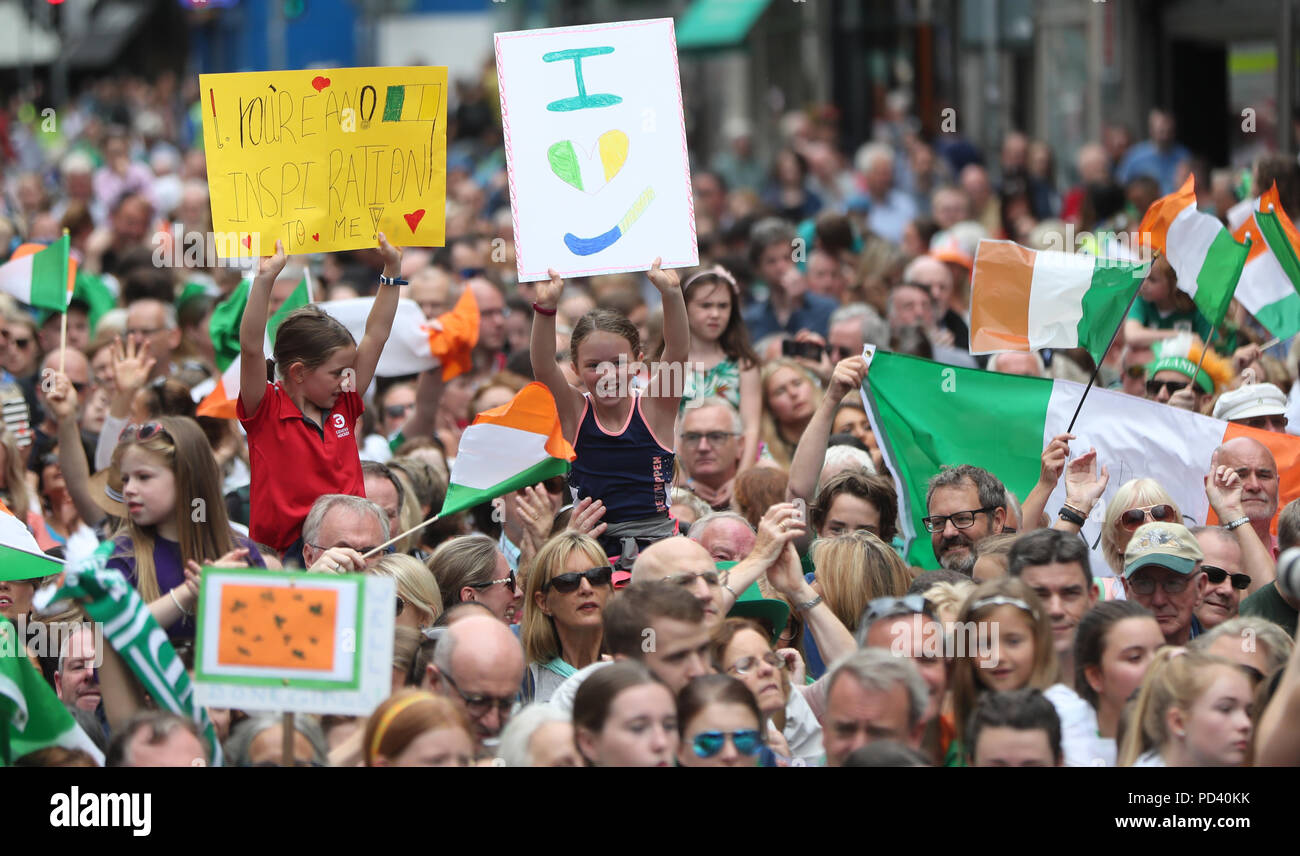 Le persone si radunano per l'Irlanda Coppa del mondo medaglia d argento team vincente home in arrivo a Dublino. Stampa foto di associazione. Picture Data: lunedì 6 agosto 2018. Vedere PA storia hockey in Irlanda. Foto di credito dovrebbe leggere: Niall Carson/PA FILO Foto Stock