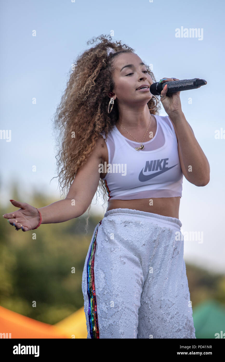 Ella Eyre sul palco principale al Brighton Pride 2018 Foto Stock