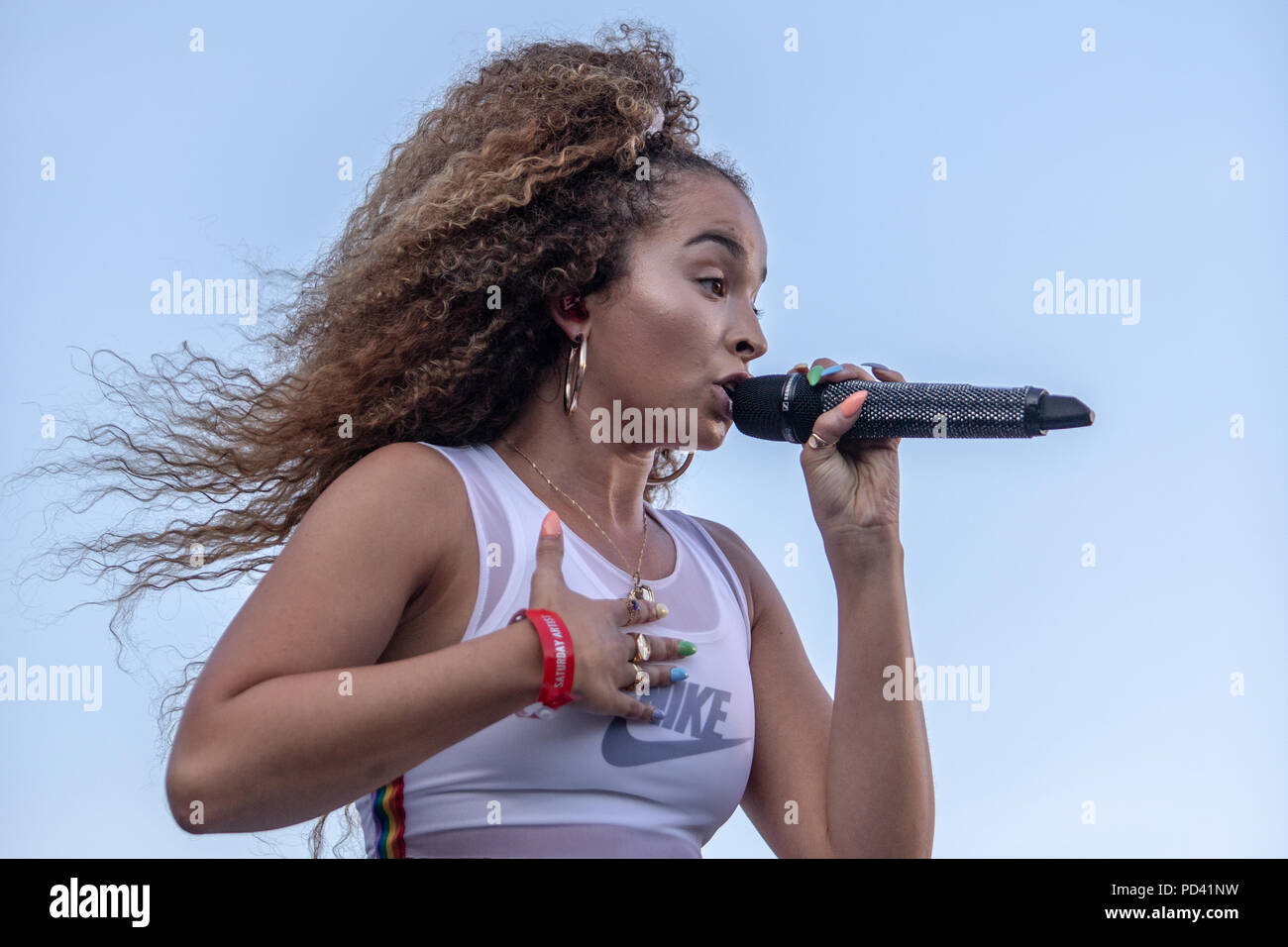 Ella Eyre sul palco principale al Brighton Pride 2018 Foto Stock