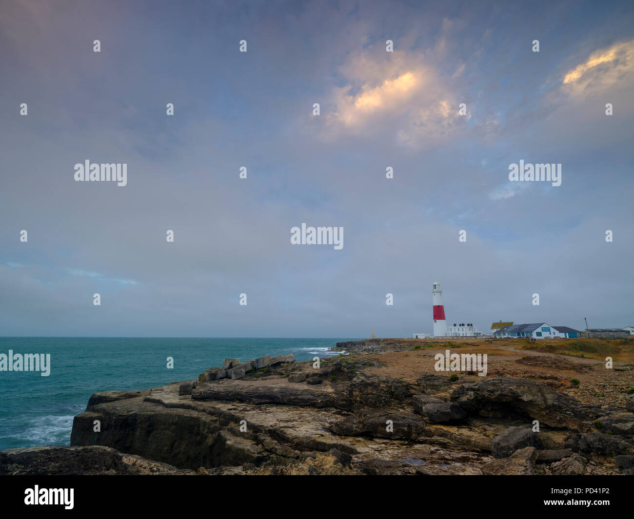 Estate alba con nuvole temporalesche e rallentare la velocità dello shutter a Portland Bill Luce, Dorset, Regno Unito Foto Stock