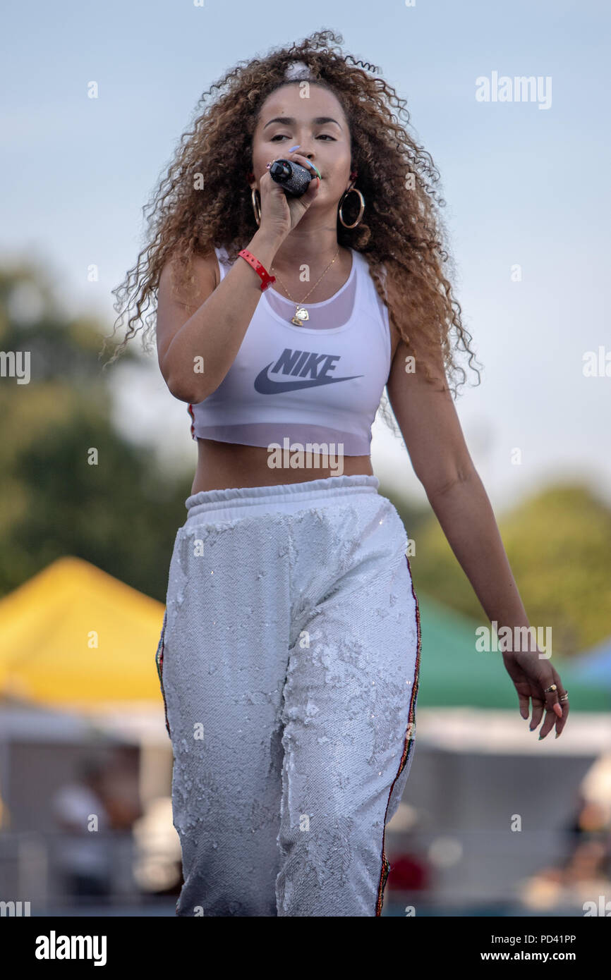 Ella Eyre sul palco principale al Brighton Pride 2018 Foto Stock