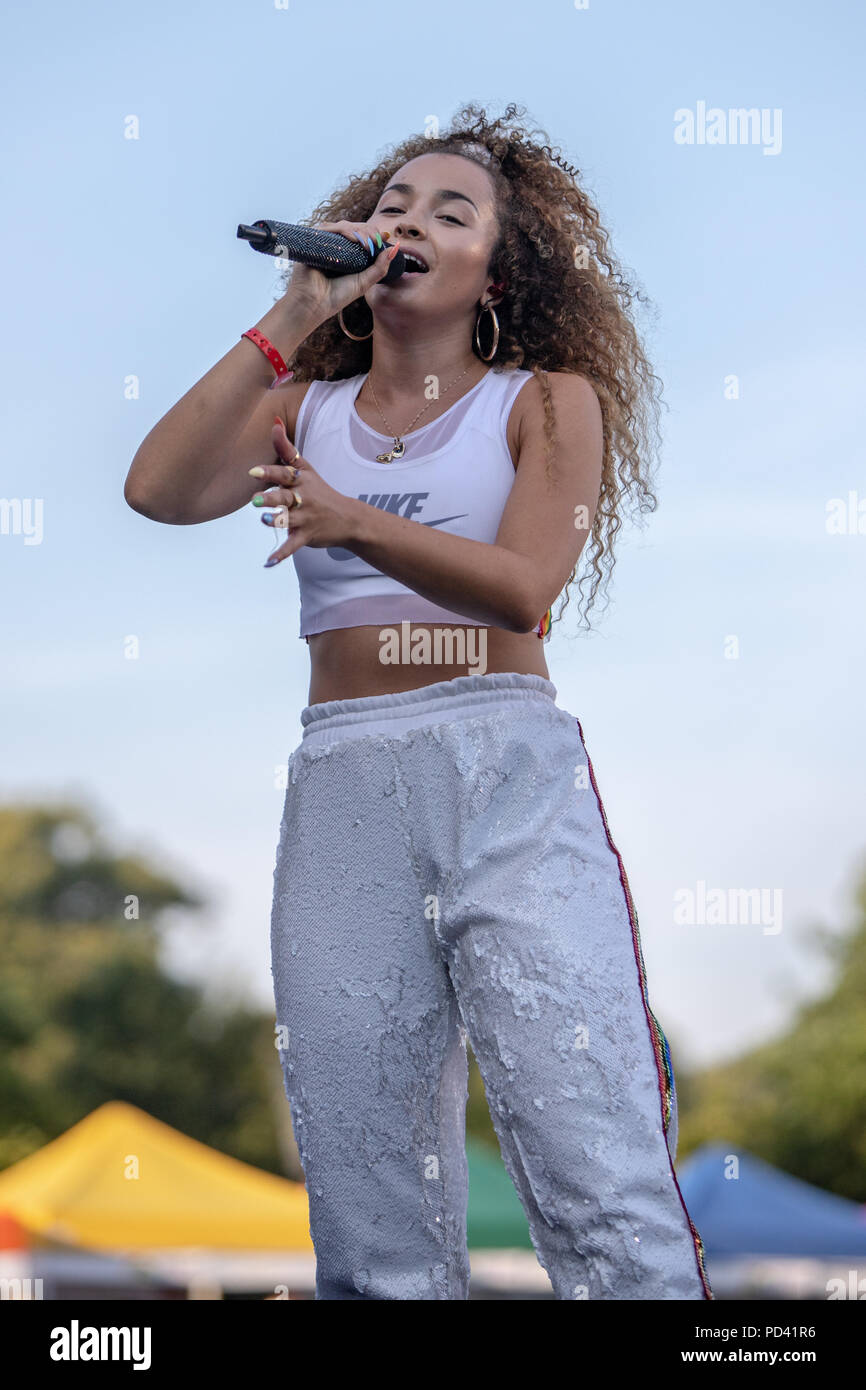 Ella Eyre sul palco principale al Brighton Pride 2018 Foto Stock