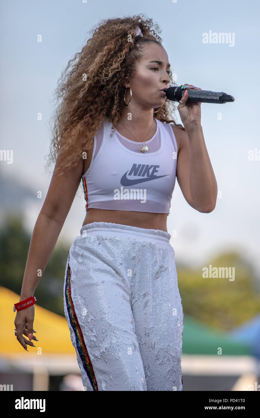 Ella Eyre sul palco principale al Brighton Pride 2018 Foto Stock