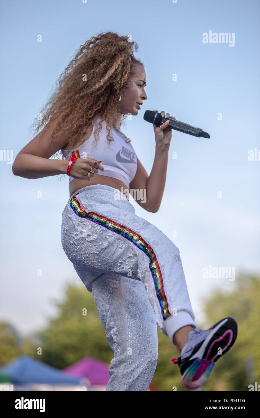 Ella Eyre sul palco principale al Brighton Pride 2018 Foto Stock