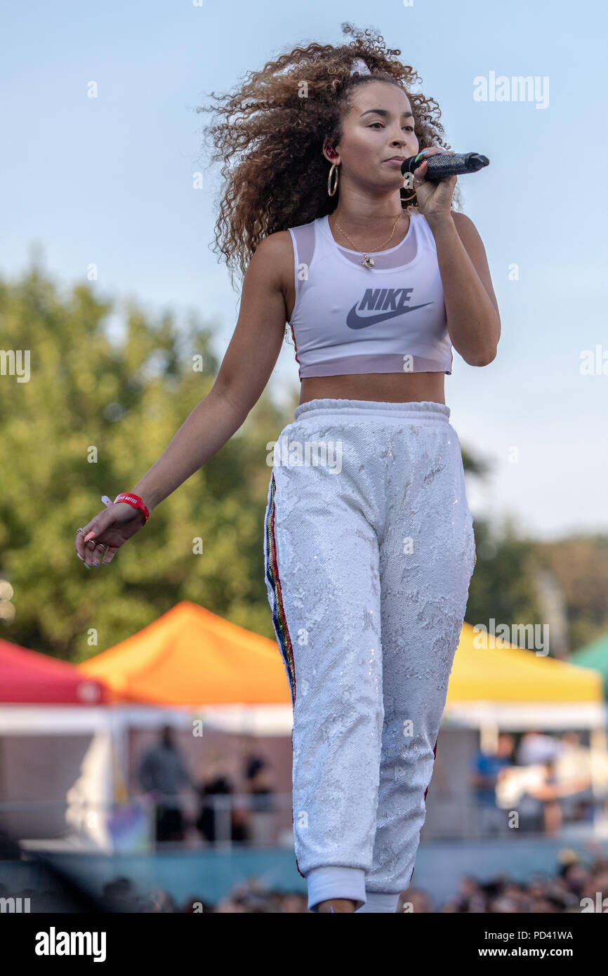 Ella Eyre sul palco principale al Brighton Pride 2018 Foto Stock