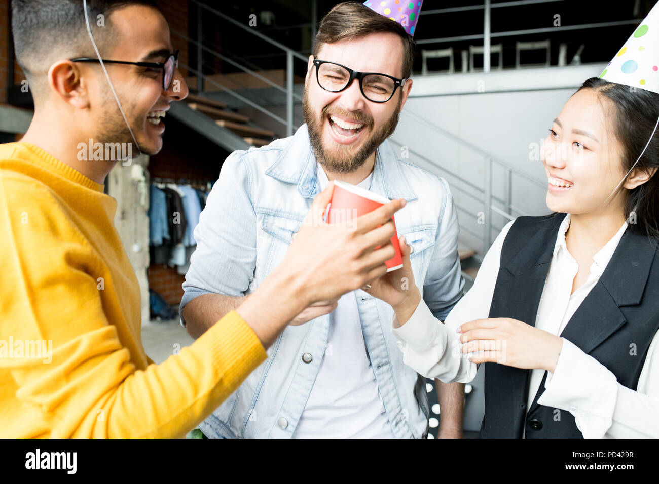 Festeggia il compleanno in ufficio Foto Stock