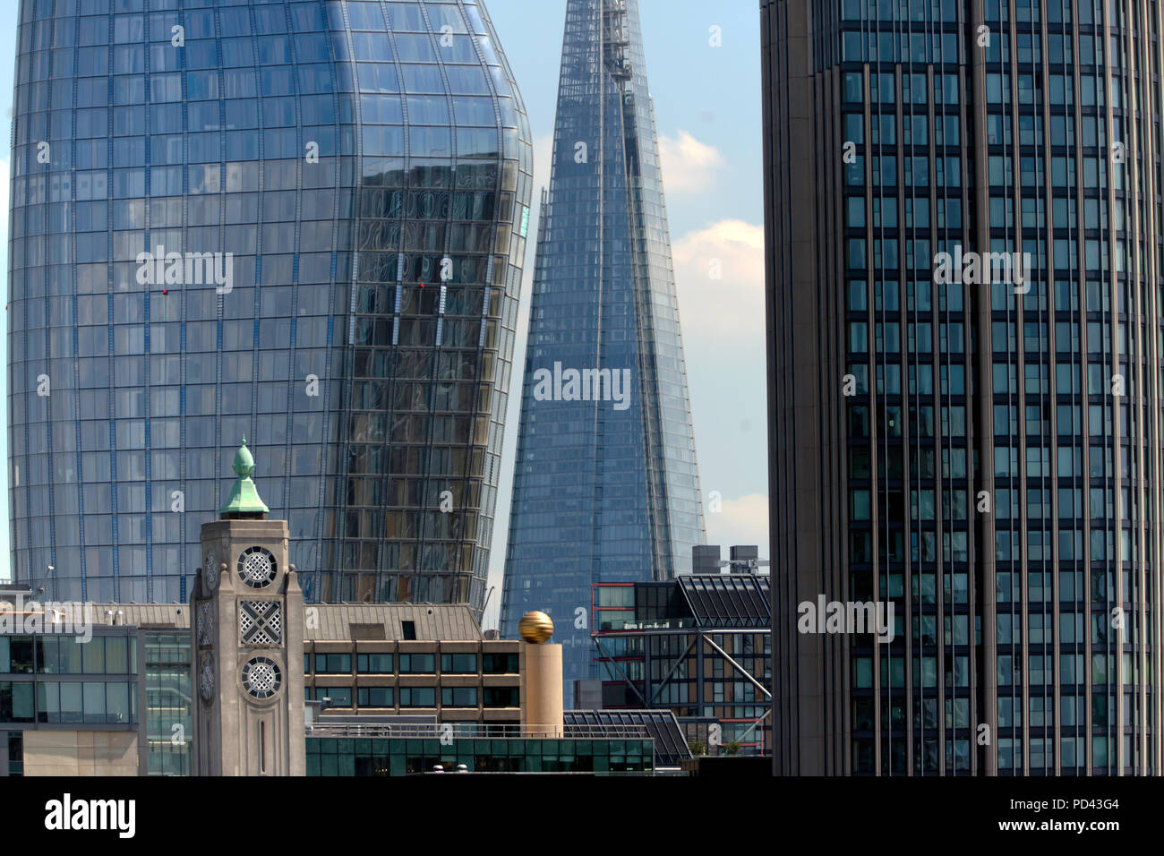 Teleobiettivo con vista ravvicinata della Oxo Tower, uno Blackfriars, Shard e il South Bank Tower, preso dal ponte di Waterloo, Londra Foto Stock