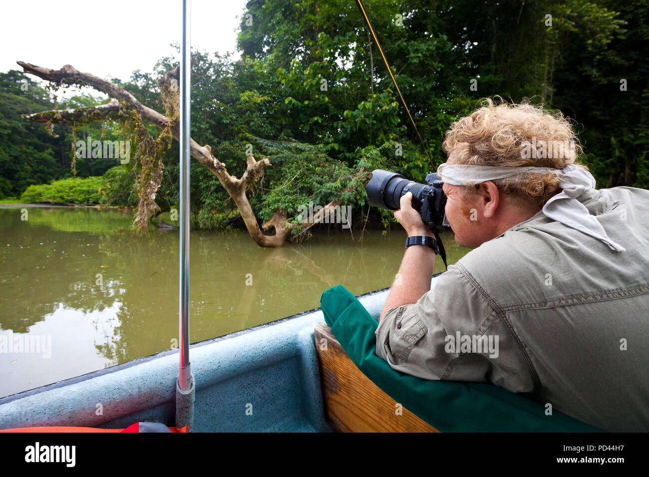 Outdoor fotografo di scattare le foto da una barca in una delle armi bianche di Gatun Lago, Repubblica di Panama. Foto Stock