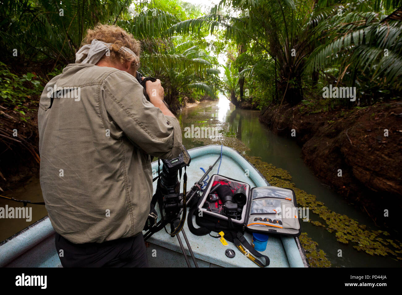 Outdoor fotografo di scattare una foto da una barca in una delle armi bianche di Gatun Lago, Repubblica di Panama. Foto Stock