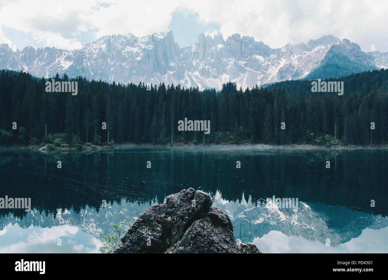 Il lago di Carezza o Lago di Carezza con la riflessione delle montagne delle Dolomiti, Alto Adige, Italia. Foto Stock