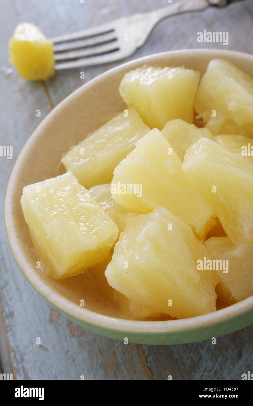 Preparate i segmenti di ananas Foto Stock