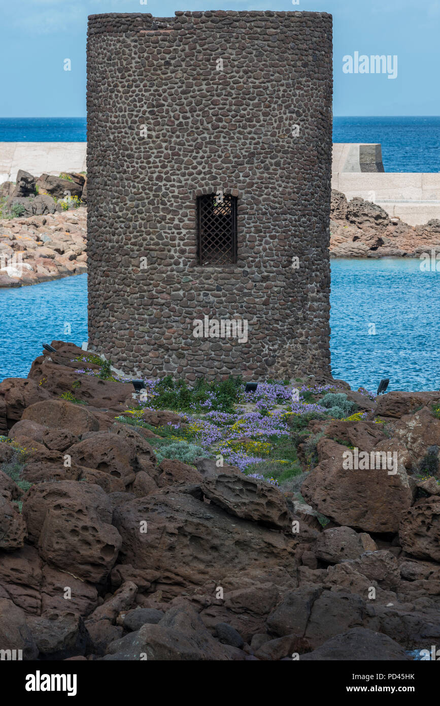 Vecchia torre, rimangono di un muro per proteggere castelsardo, un villaggio sull'isola di Sardegna appartiene a Italia Foto Stock