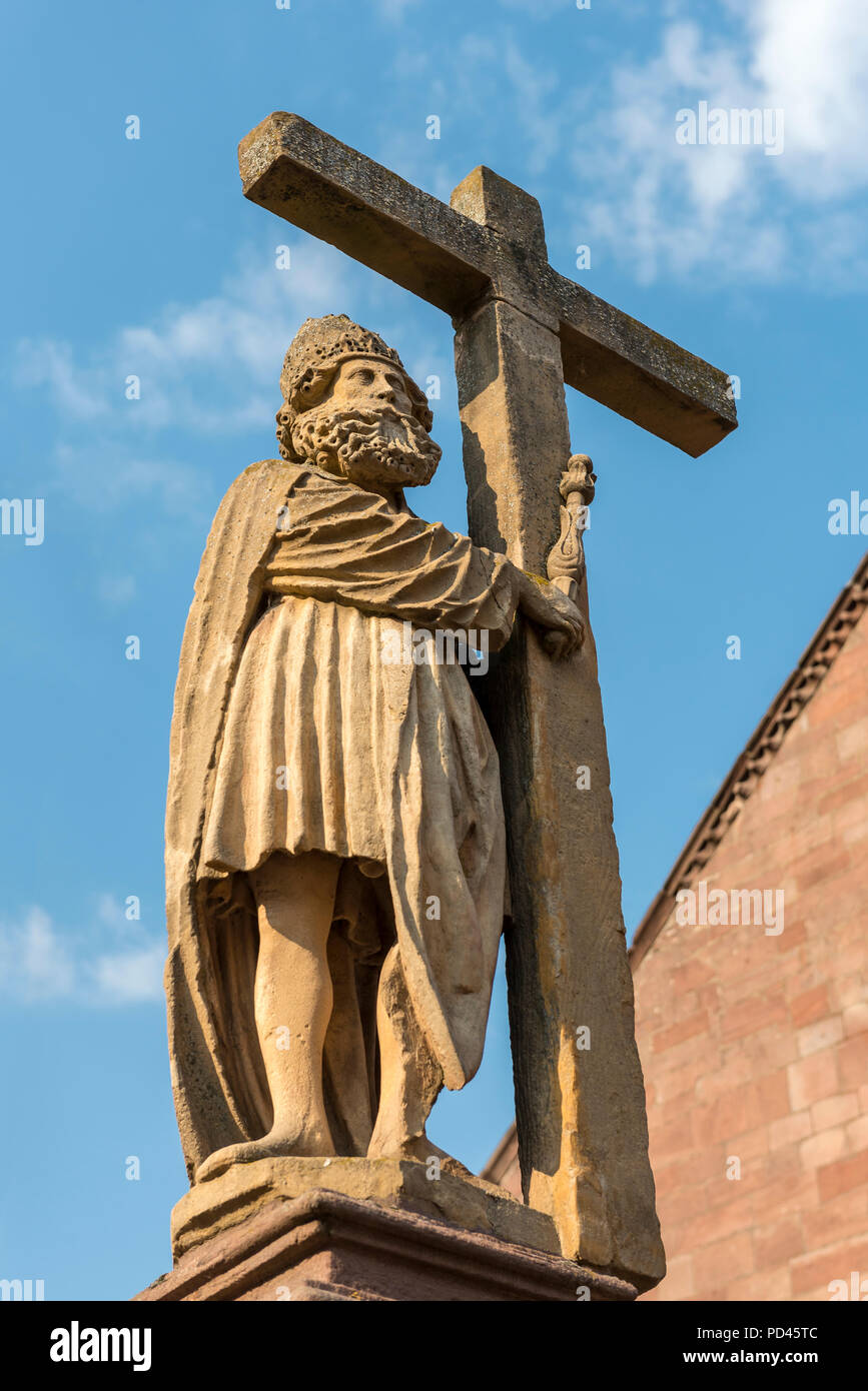 Statua sulla sommità dell'Imperatore Constantin fontana nella parte anteriore di Sainte Croix chiesa in Kaysersberg, Francia Foto Stock