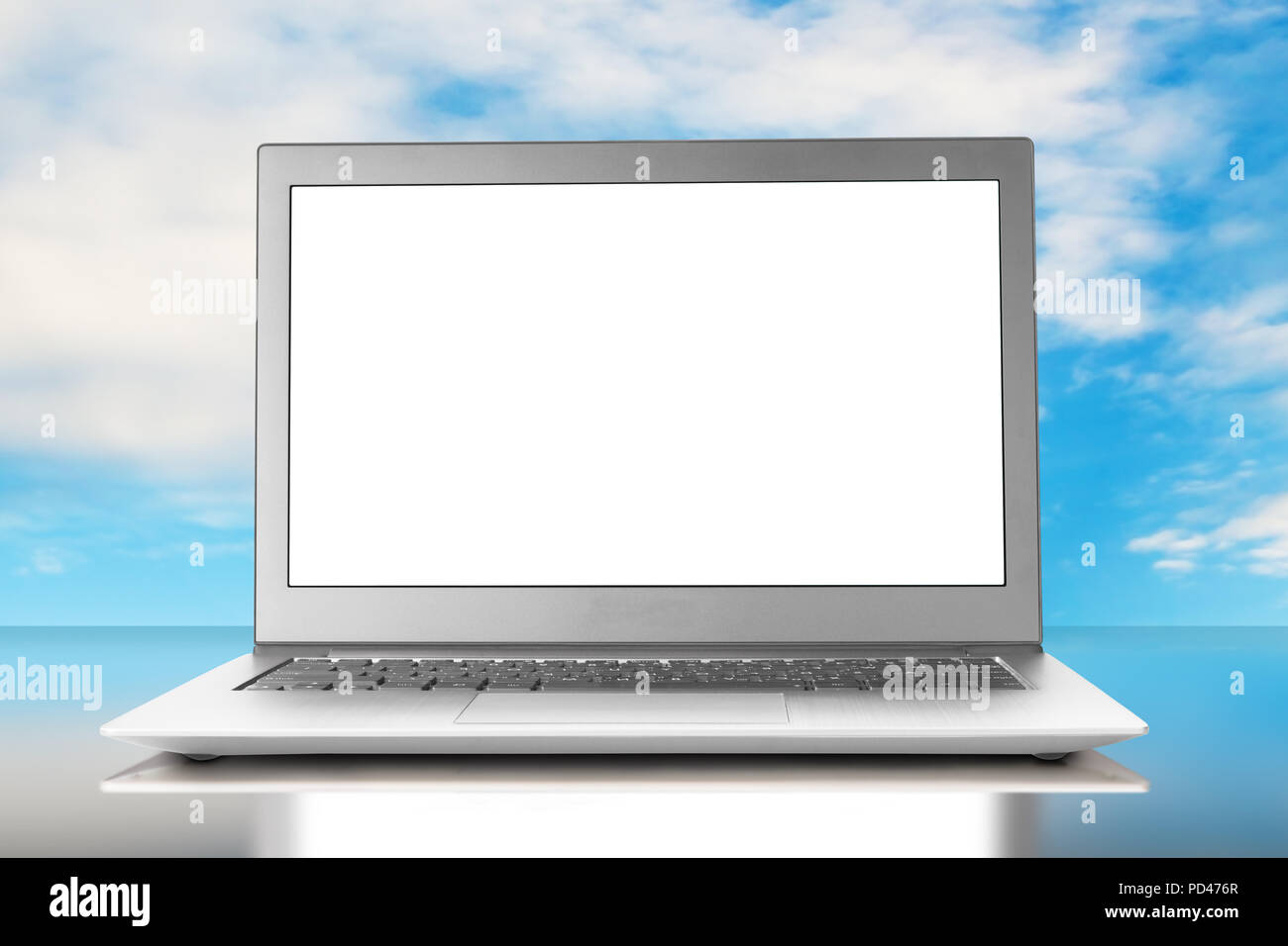 Blank schermo portatile sul tavolo con cielo blu sullo sfondo Foto Stock