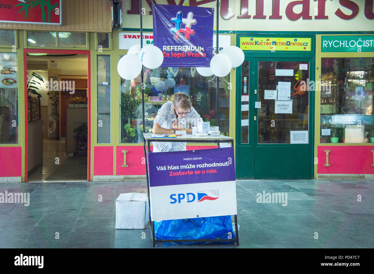 Un supporto per la raccolta di firme, Referendum per una migliore Praga, pre-campagna elettorale SPD, elezioni comunali 2018, a Praga la metropolitana linea rossa C, O Foto Stock