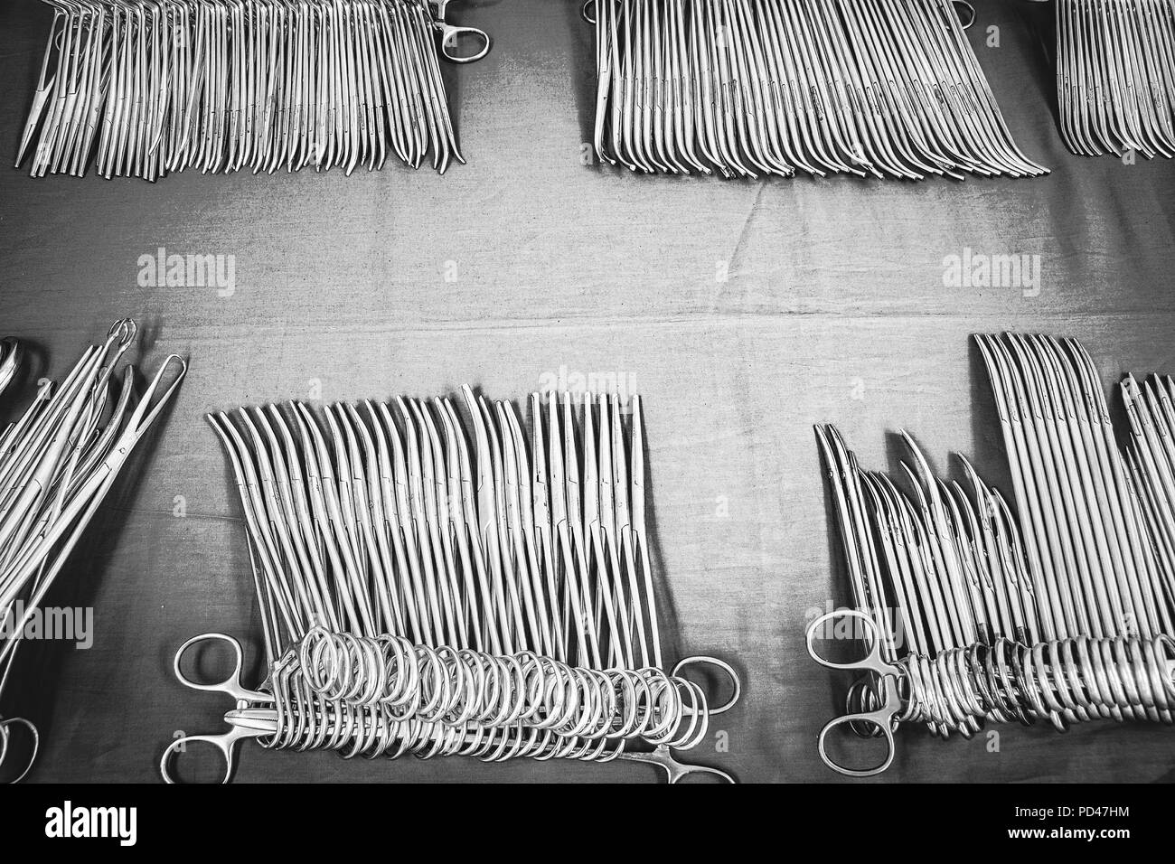 Strumenti chirurgici sterili sul tavolo. Vista superiore Foto Stock