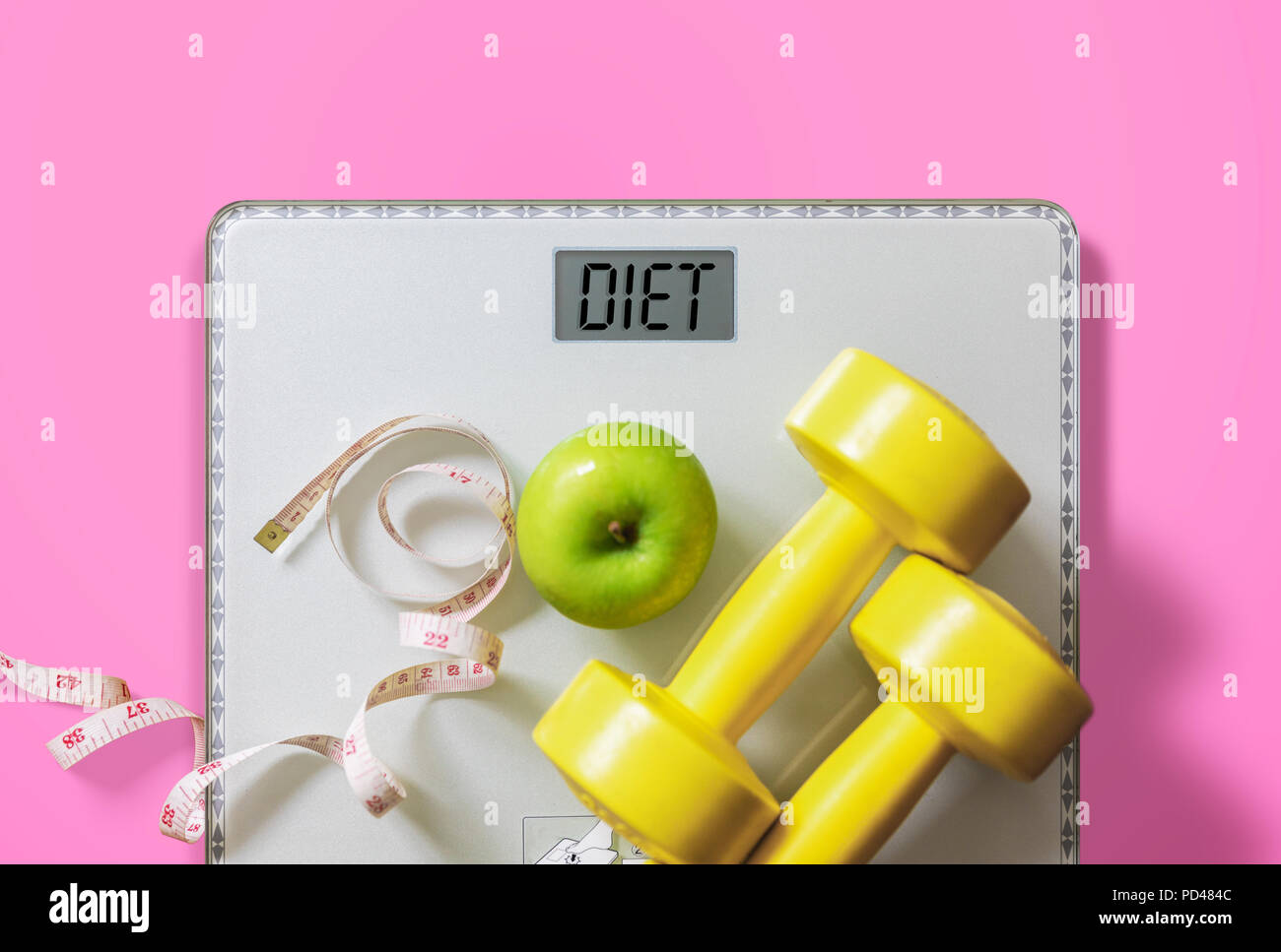 Frutta, manubri e scala, fat burn e perdita di peso concetto, dieta Foto Stock