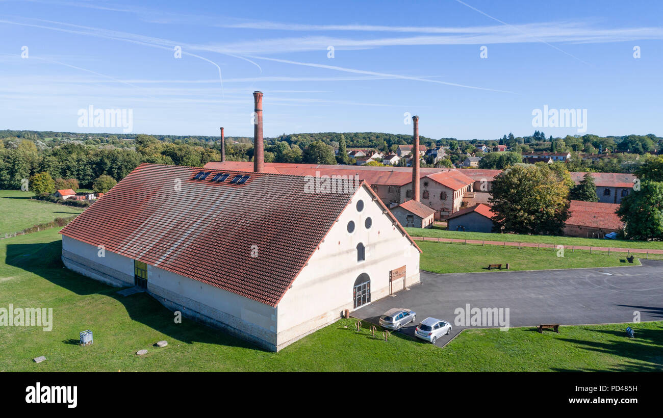 Francia, Cher, Berry, Grossouvre, Carbone Halle, Espace metallo e Imeris fabbrica in background (vista aerea) // Francia, Cher (18), Berry, Grossouvre, Hall Foto Stock