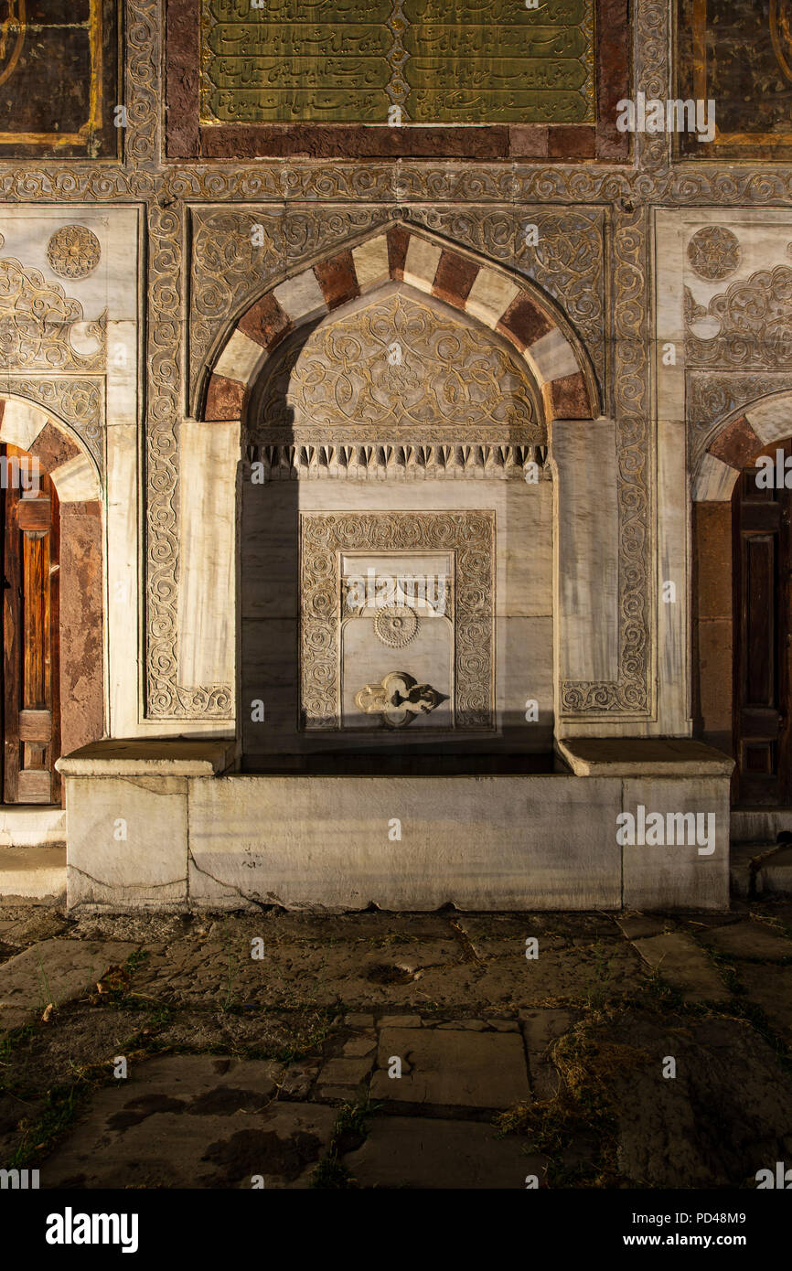 Uno dei quattro abluzione fontane, la fontana del Sultano Ahmed III (bagno turco in stile rococò), Istanbul, Turchia Foto Stock