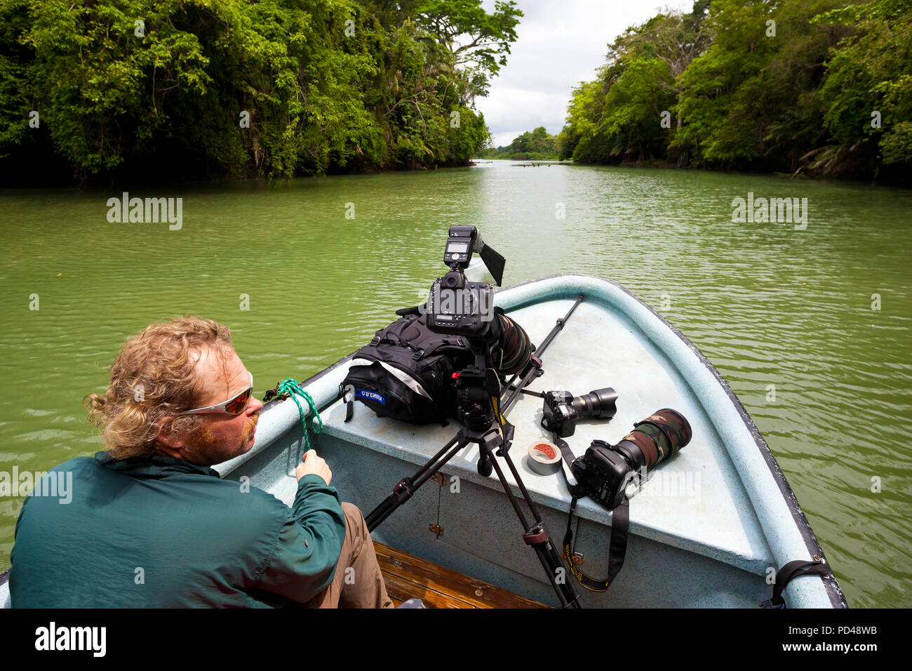 Fotografo outdoor ad esplorare le armi bianche di Gatun lago in una barca, Repubblica di Panama. Foto Stock