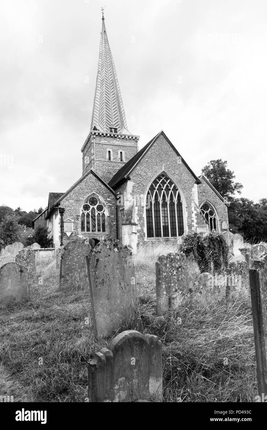 San Pietro e la chiesa di San Paolo a Godalming in luglio Foto Stock