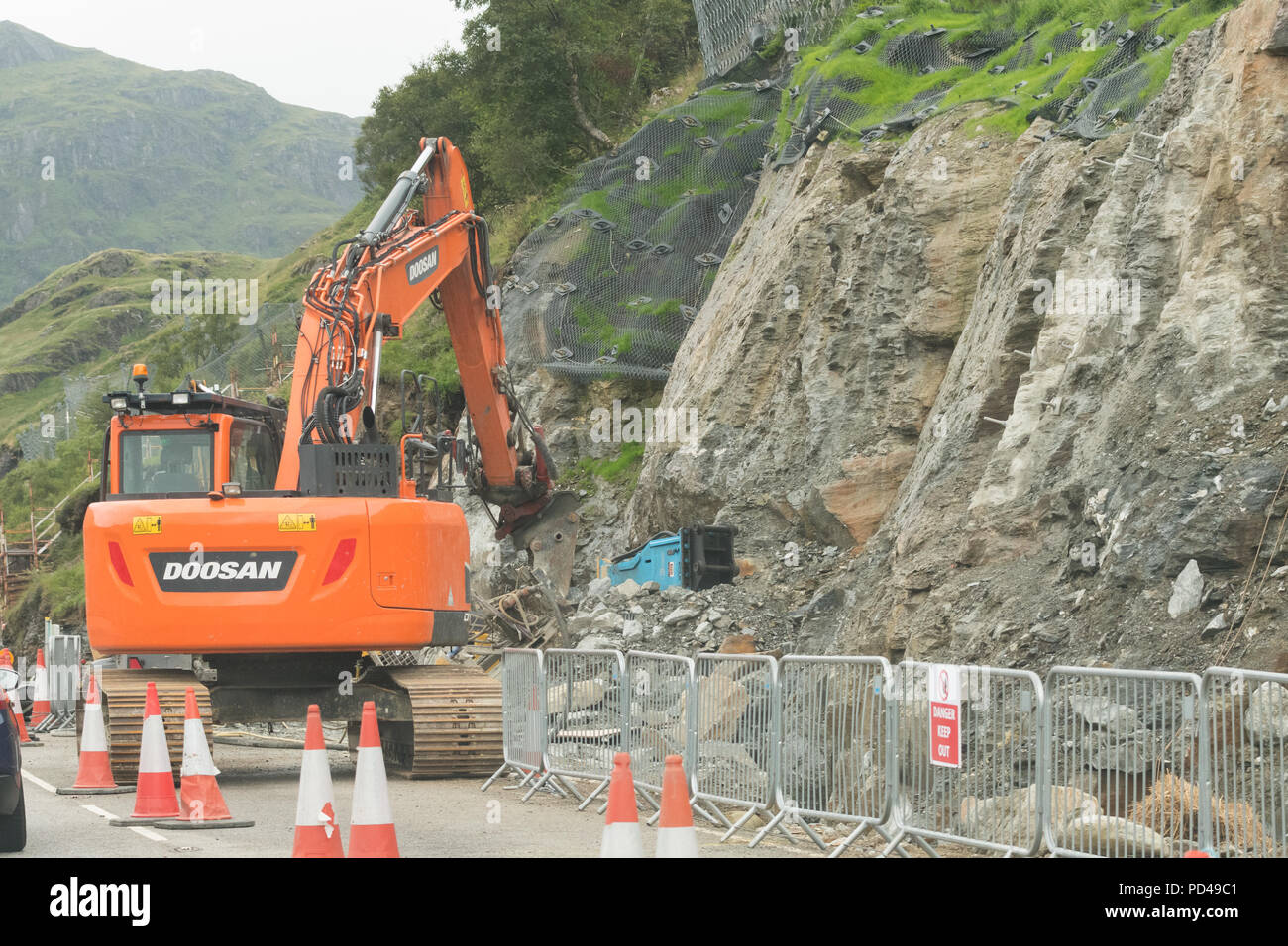 Il resto e essere grati a83 Road, Scotland, Regno Unito - lo scavo di flusso di detriti catch-box per contribuire a ridurre le chiusure della strada a causa di frane Foto Stock