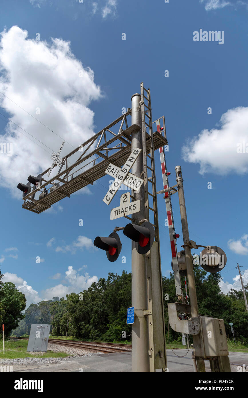 Summerfield, Florida, Stati Uniti d'America, 2018. I segnali ferroviari e la via che passa attraverso il North Florida campagna. Foto Stock