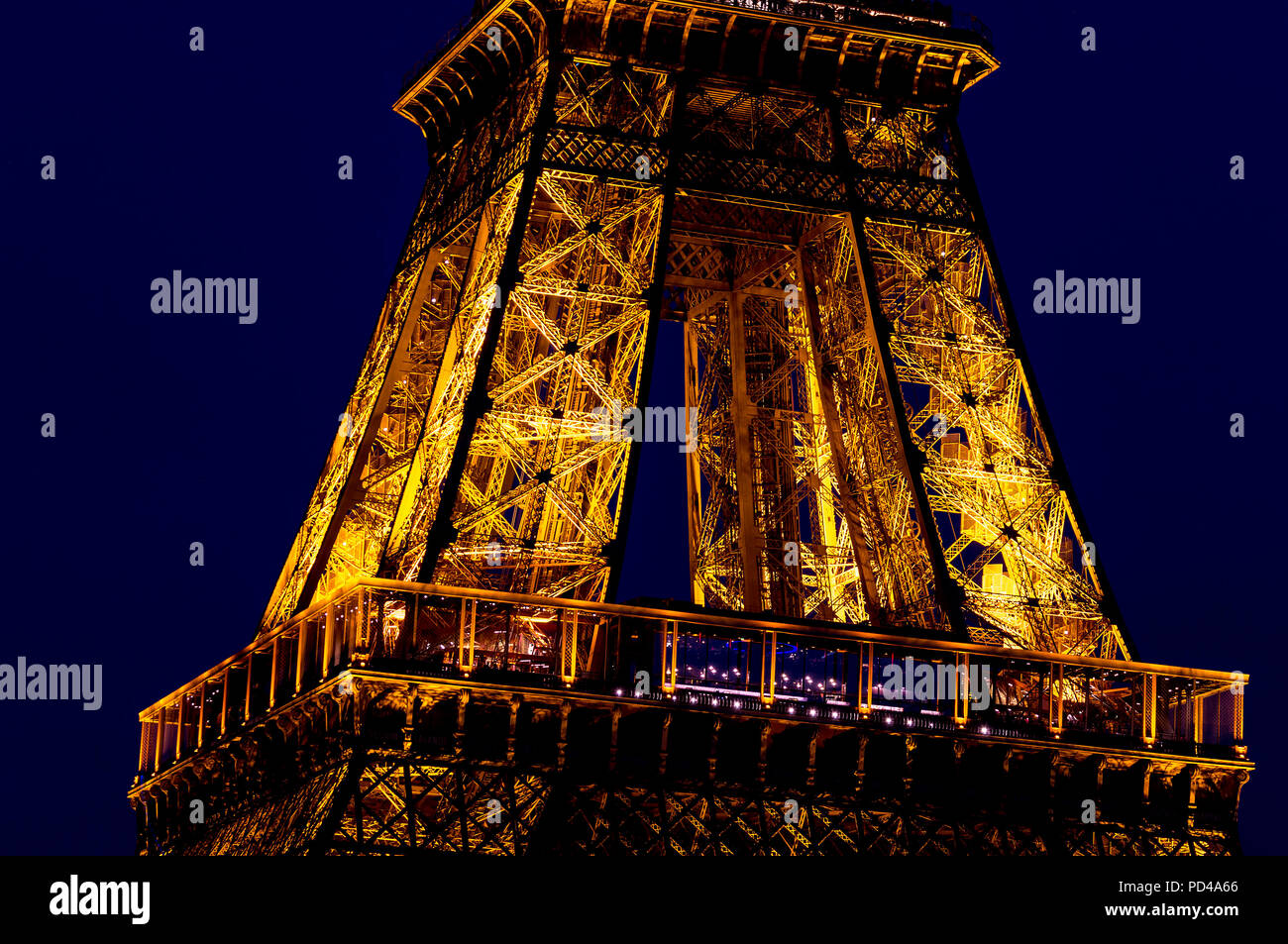 Featured image of post Immagini Della Torre Eiffel Di Notte Potresti averla vista di giorno ma di sicuro vorresti vederla brillare di notte con le mille luci che creano un atmosfera magica