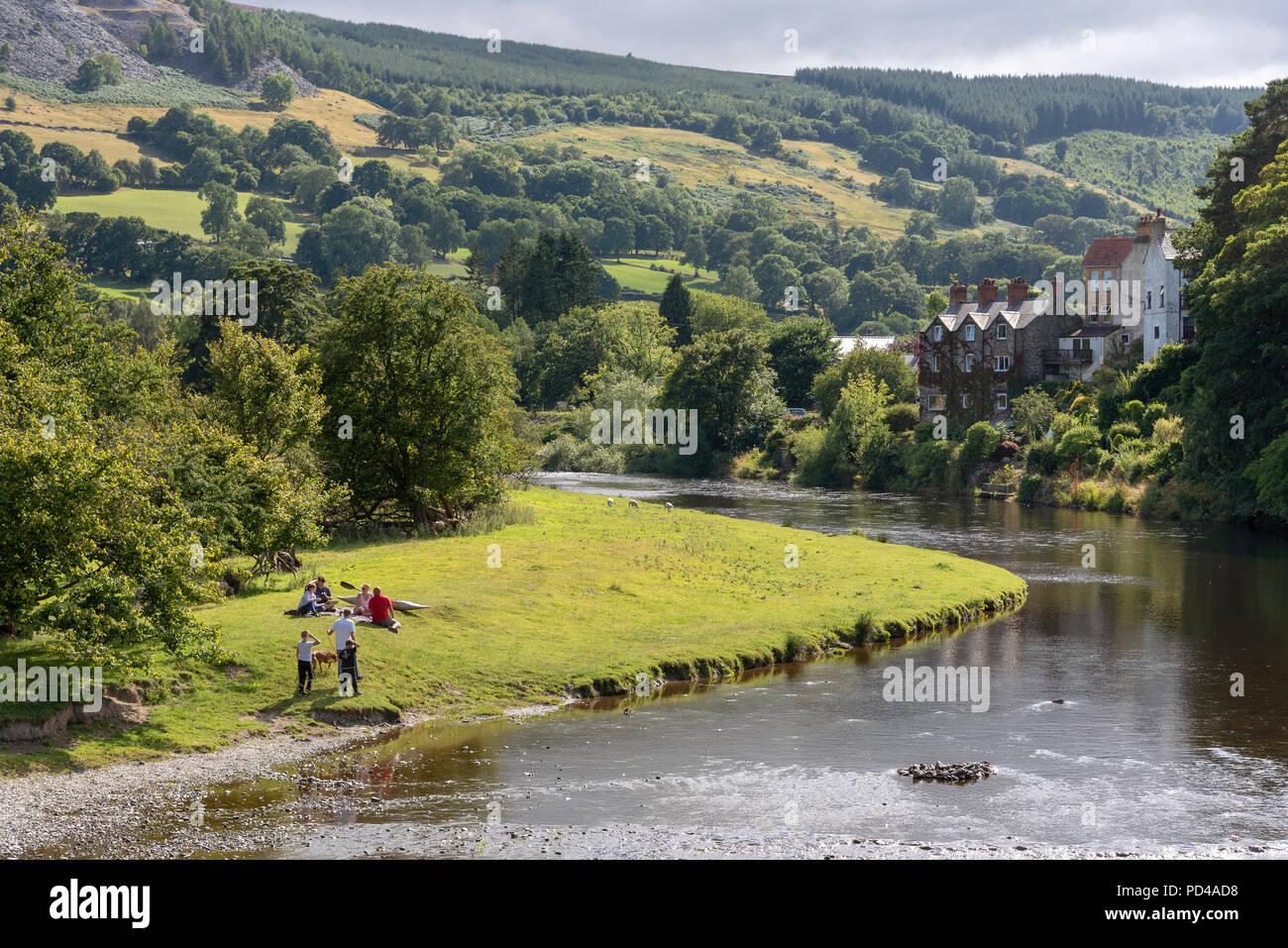 Il fiume Dee a Carrog, Denbighshire, Galles del Nord, Regno Unito. Posizione panoramica sul lungofiume alla ricerca di terreni agricoli del sud. Foto Stock