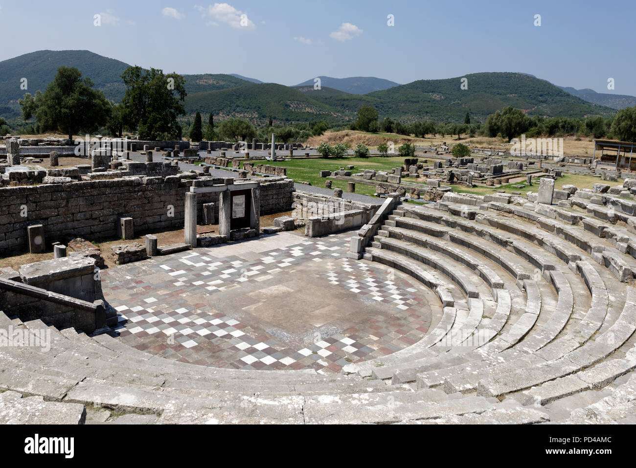 Vista della elegante piccolo teatro o Odeion noto anche come ekklesiasterion (Assembly Hall) che è parte del santuario di Esculapio. Antica Mes Foto Stock Vista della elegante piccolo teatro o Odeion noto anche come ekklesiasterion (Assembly Hall) che è parte del santuario di Esculapio. Antica Mes Foto Stock