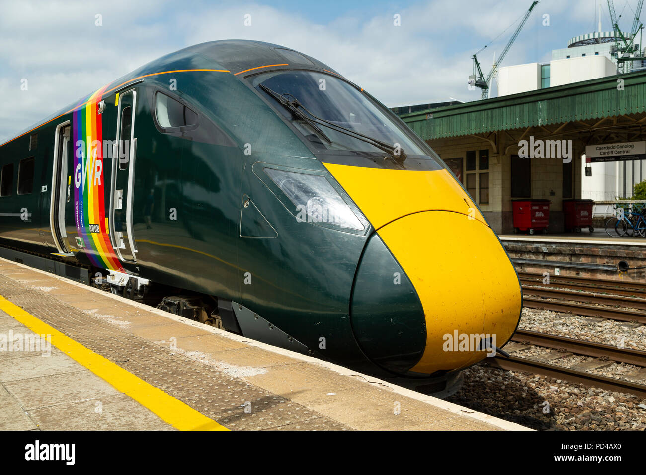 Hitachi Classe 800 convoglio azionato da Great Western Railway sotto il Dipartimento per i trasporti Intercity Express permanente del programma a Cardiff Foto Stock