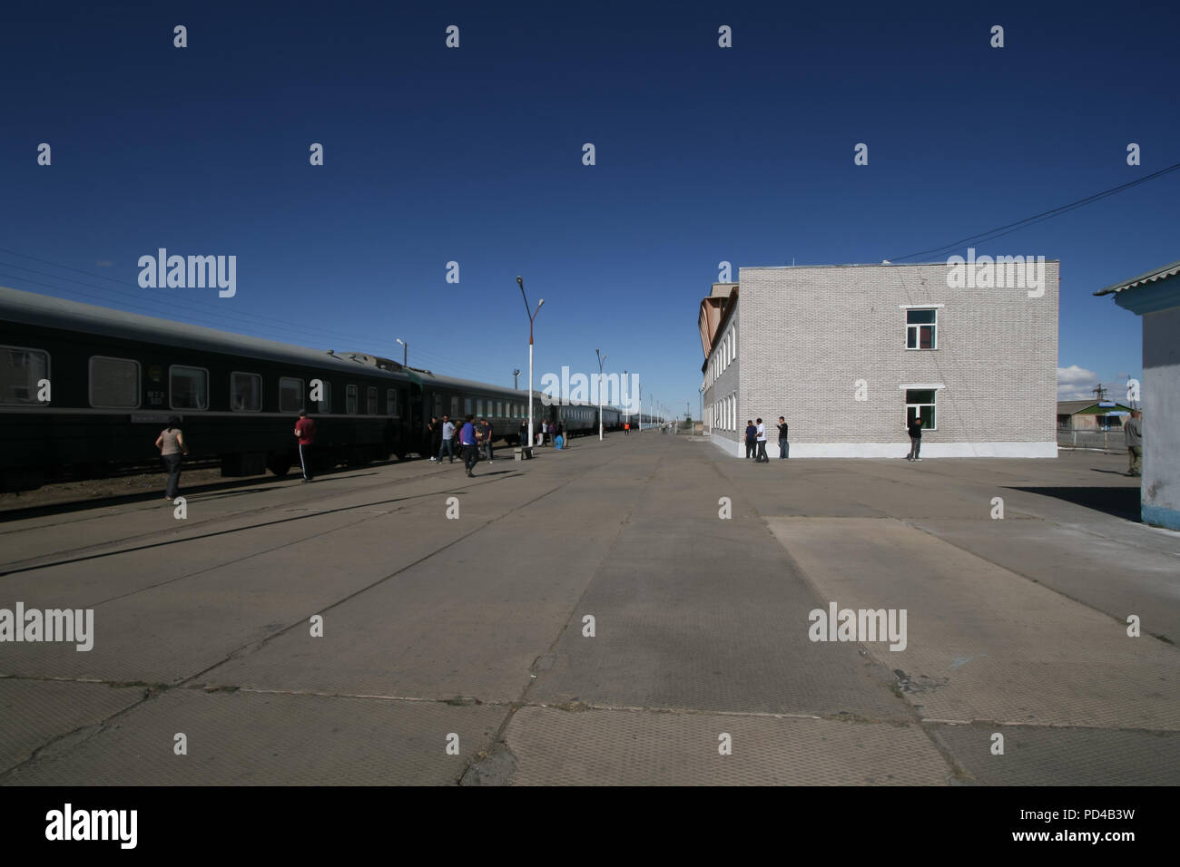 Transsiberian express train alla stazione in Mongolia Foto Stock