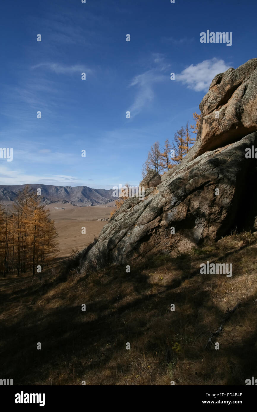 Paesaggio roccioso e cielo blu, Mongolia Foto Stock