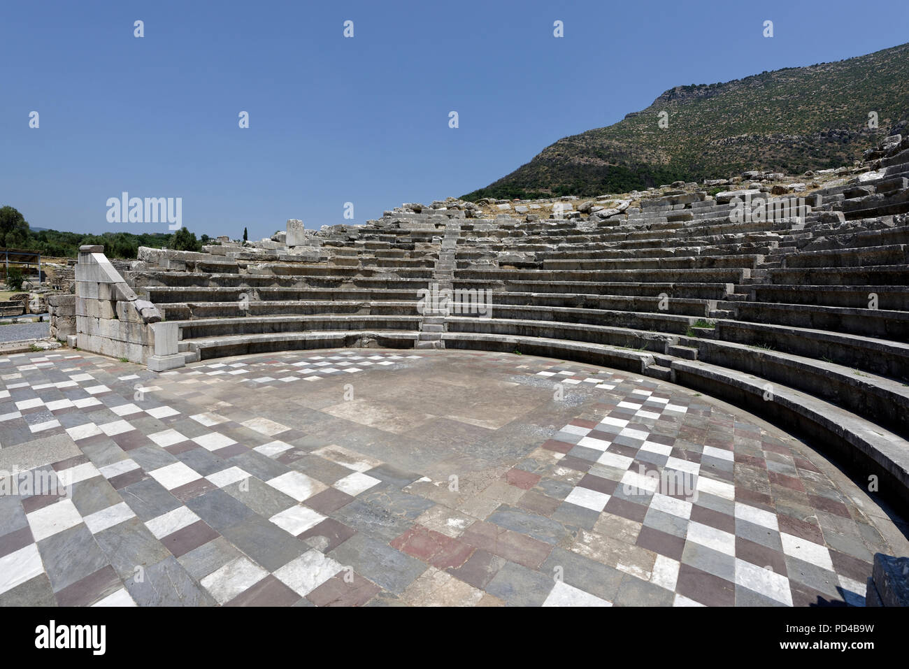 Vista della elegante piccolo teatro o Odeion noto anche come ekklesiasterion (Assembly Hall) che è parte del santuario di Esculapio. Antica Mes Foto Stock Vista della elegante piccolo teatro o Odeion noto anche come ekklesiasterion (Assembly Hall) che è parte del santuario di Esculapio. Antica Mes Foto Stock