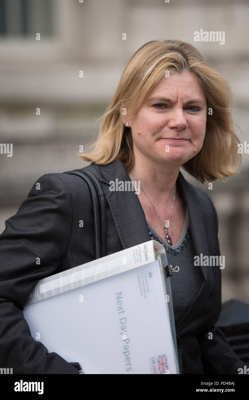 Whitehall, Londra, Regno Unito. Il 14 aprile, 2016. Il segretario di Stato per lo Sviluppo Internazionale Justine Greening visto lasciare l'Ufficio di gabinetto in Whiteha Foto Stock