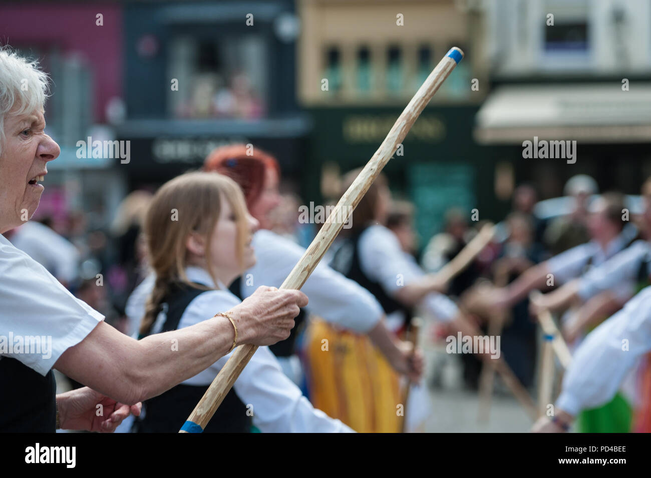 Le corsie, Brighton, Regno Unito. Il 23 aprile 2016. Il Brighton Morris uomini insieme con il cuculo's Nest Morris lato celebrare St George's giorno eseguendo Foto Stock