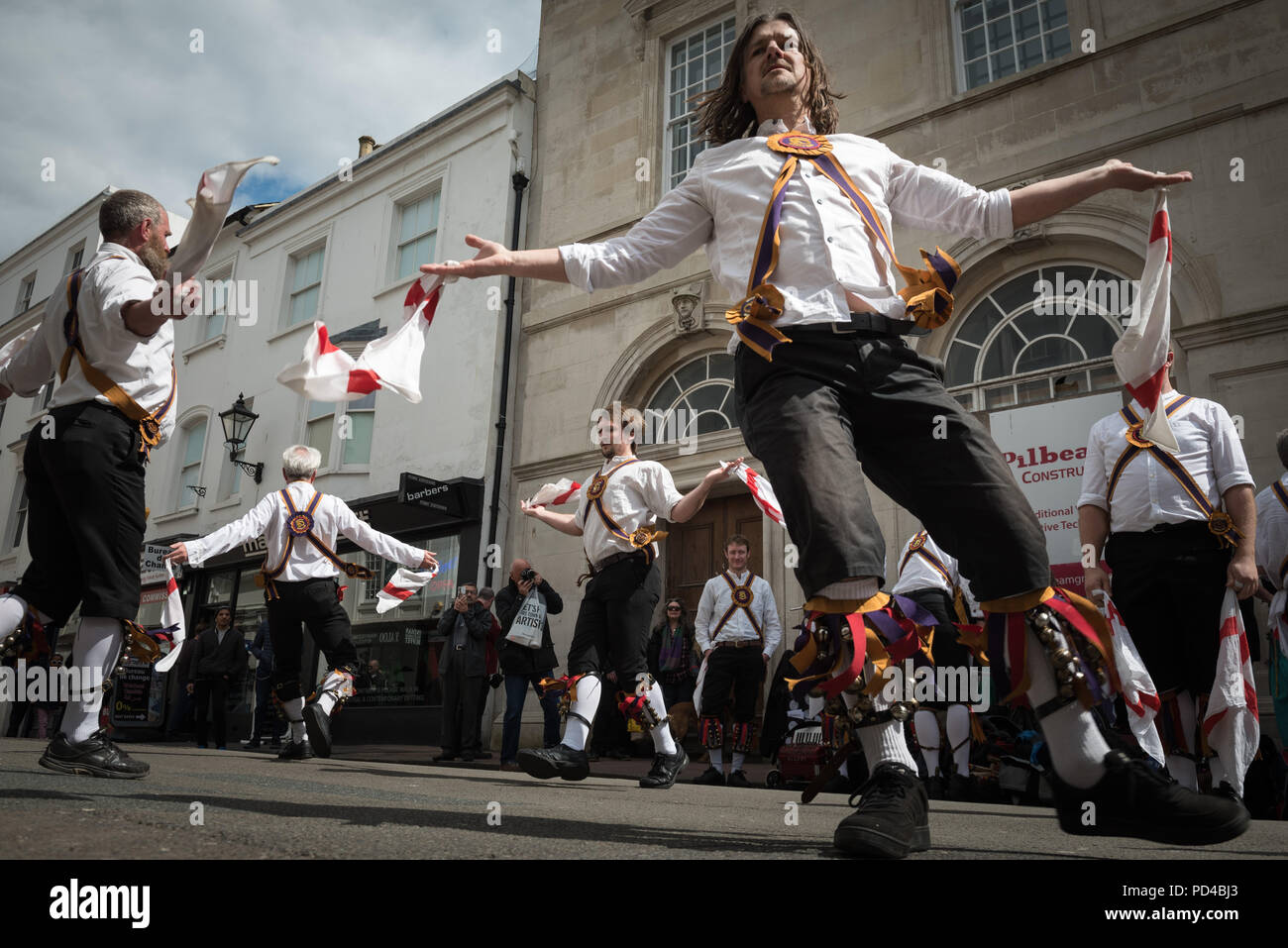 Le corsie, Brighton, Regno Unito. Il 23 aprile 2016. Il Brighton Morris uomini insieme con il cuculo's Nest Morris lato celebrare St George's giorno eseguendo Foto Stock