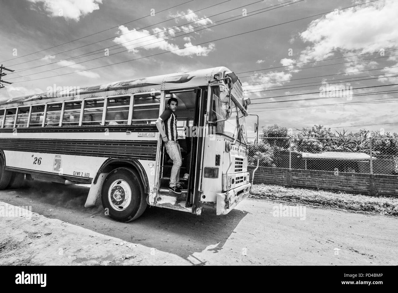 Città: Paese di Choluteca: Honduras 2 luglio 2014 giallo studioso bus a una strada di sabbia sulla zona rurale di Honduras vicino alla città di Choluteca il trasporto Foto Stock