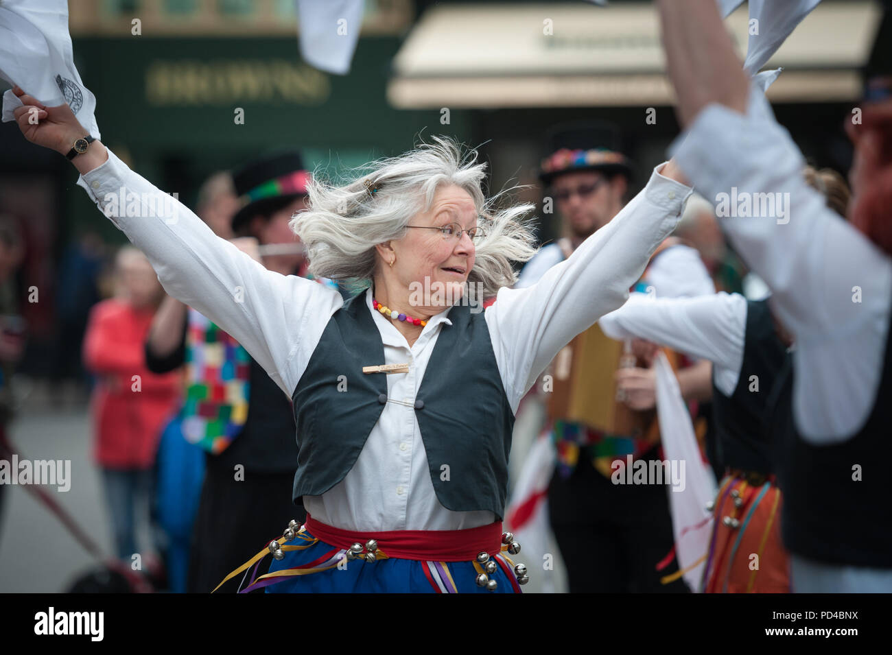 Le corsie, Brighton, Regno Unito. Il 23 aprile 2016. Il Brighton Morris uomini insieme con il cuculo's Nest Morris lato celebrare St George's giorno eseguendo Foto Stock