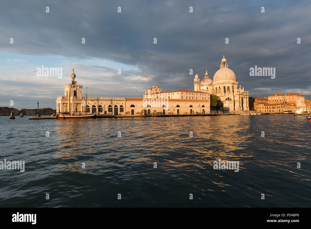 Punta della Dogana e la Madonna della Salute a sunrise di Venezia. Foto Stock